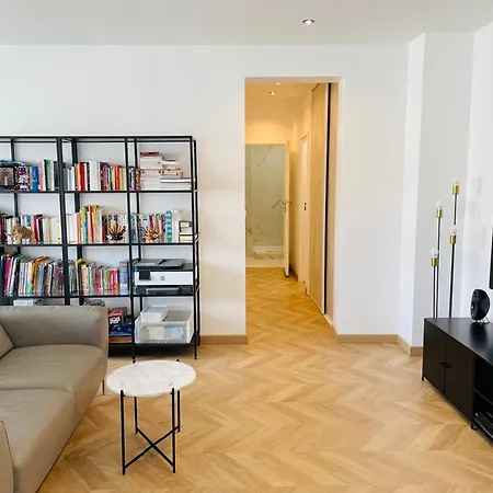 Superb Flat With Iconic Eiffel Tower View דירה *